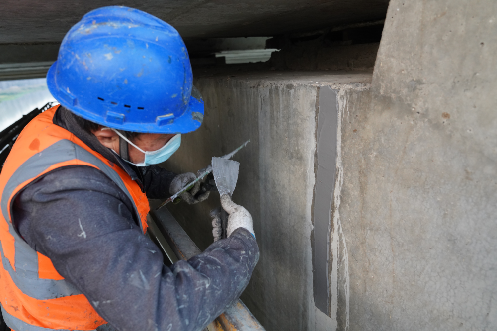 Sealing Glue for Concrete Cracks at the Bottom of the Bridge