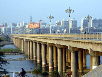 Steel plate reinforcement of Yi Longwan Bridge by perfusion adhesive